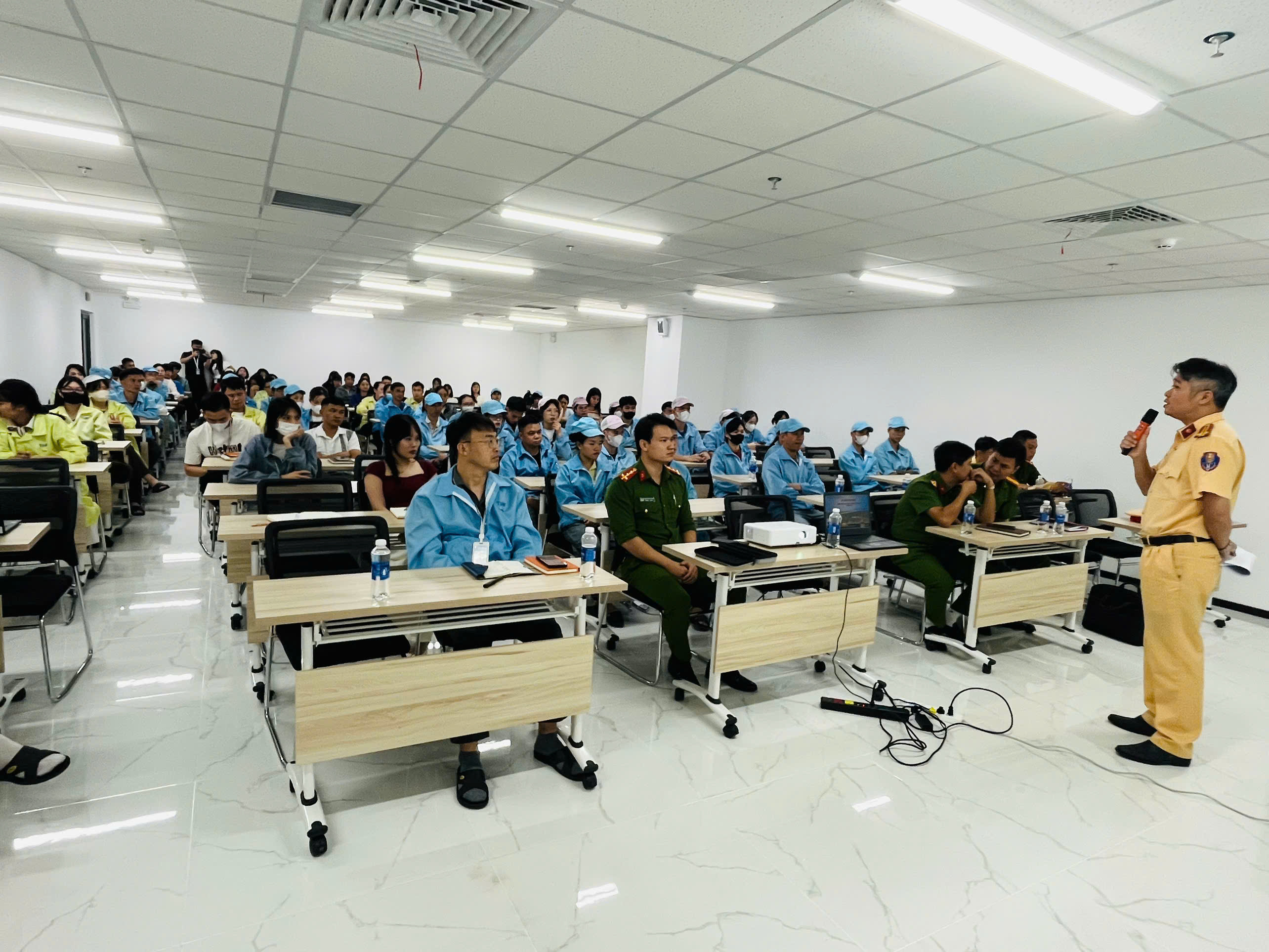 Trạm Cảnh sát giao thông An Hưng: Tuyên truyền pháp luật về an toàn giao thông tại KCN An Dương và KCN Tràng Duệ